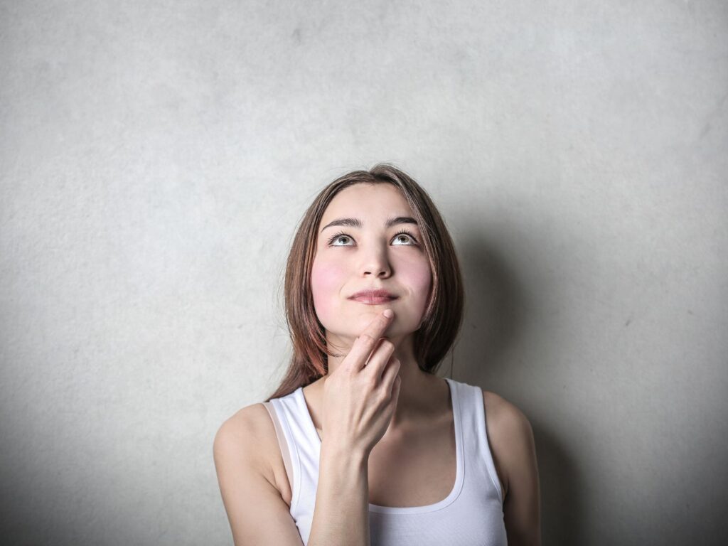 考えている女性
