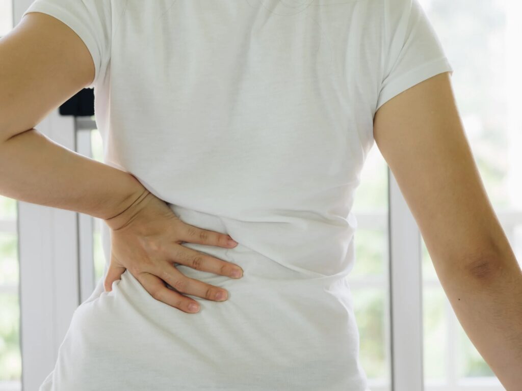 反り腰で腰痛が出ている様子