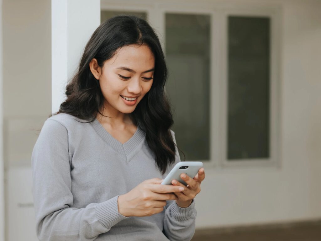スマホを見る女性
