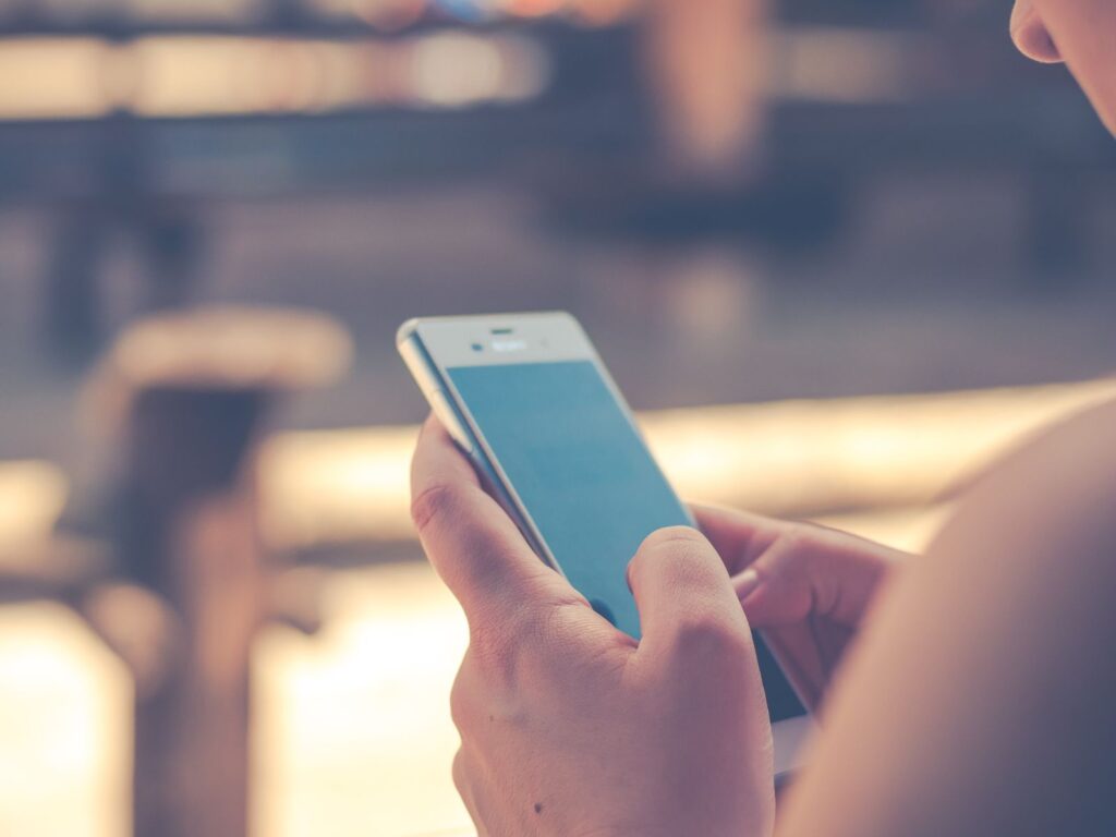 スマホを触っている