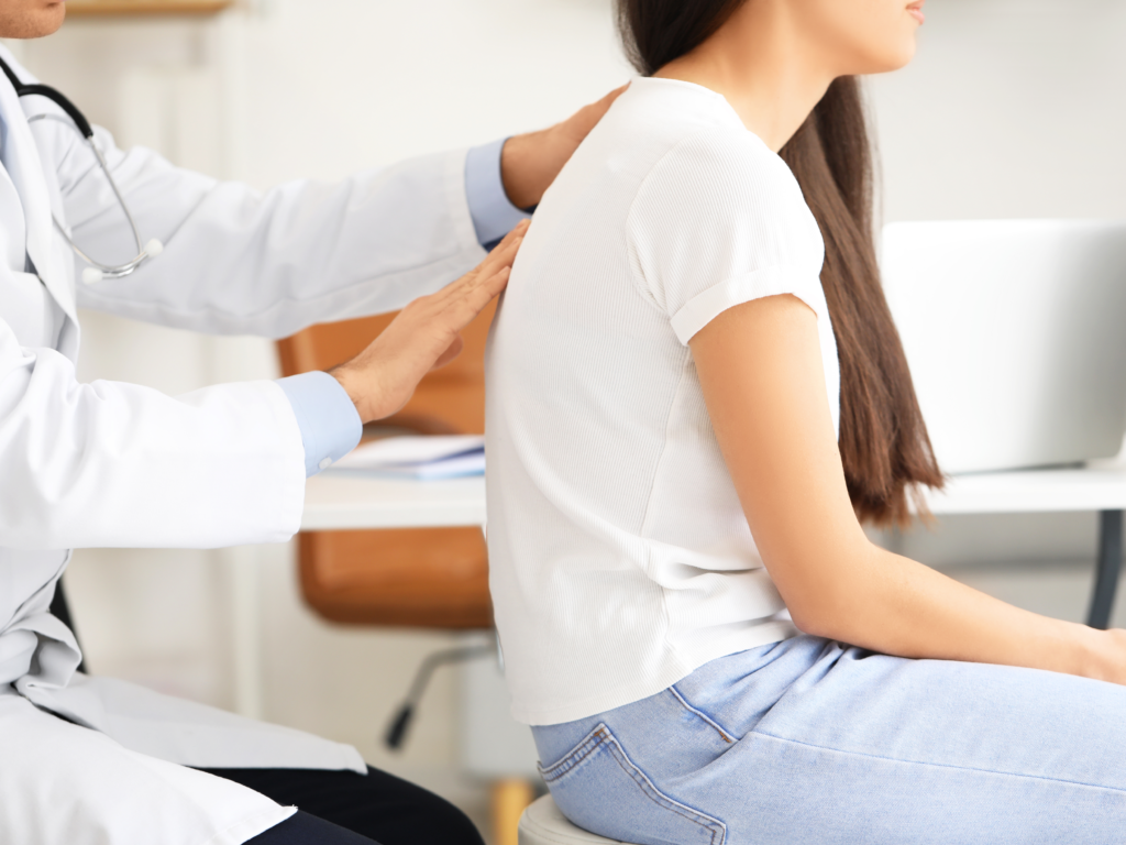 姿勢の改善を行っている女性