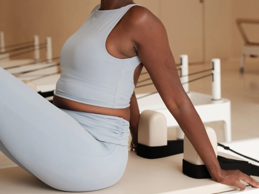 ピラティスをしている女性