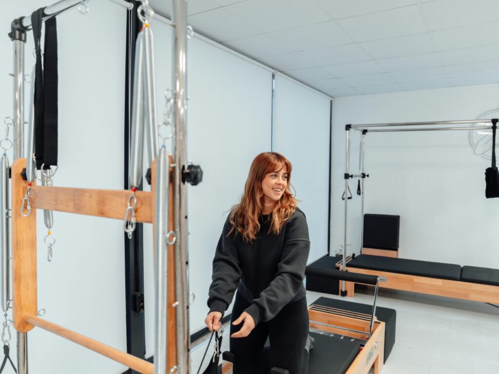 ピラティスのバネを使っている女性
