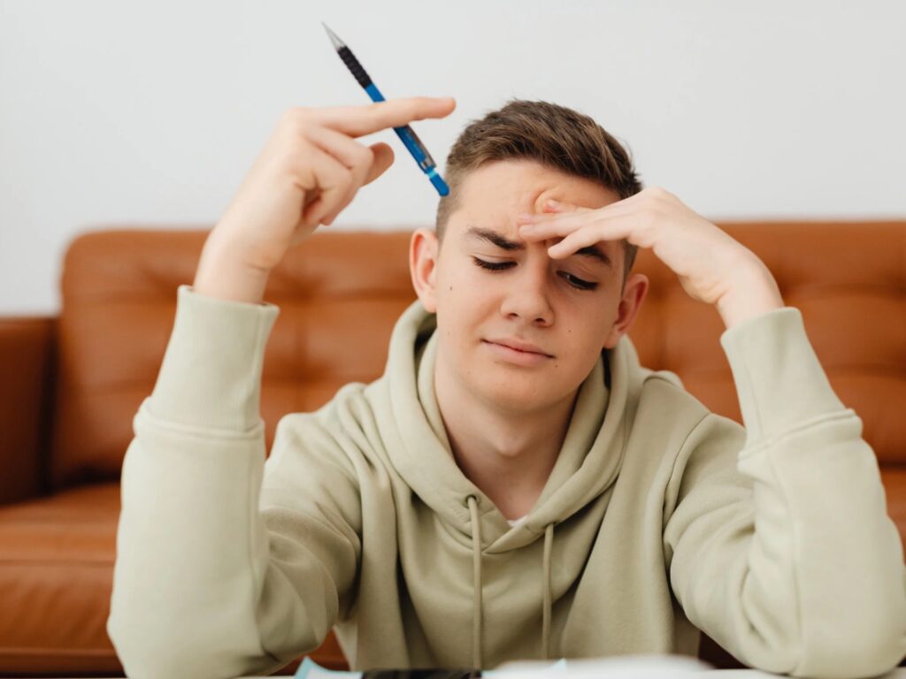 難しい感情の男性