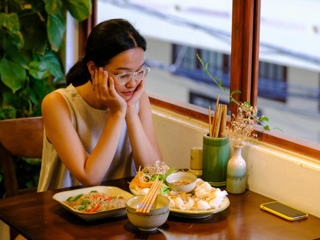 食べ物を眺める女性